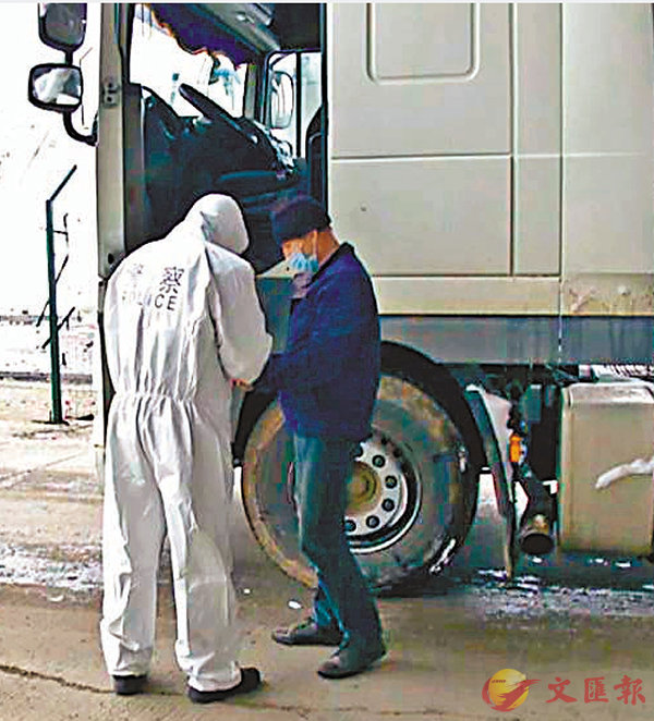 ■綏芬河口岸工作人員對入境貨運司機認真核對信息,實行系列檢測。受訪者供圖