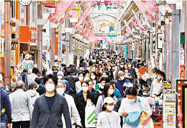 ■ 東京大量居民無視政府勸喻，街頭人滿為患。路透社