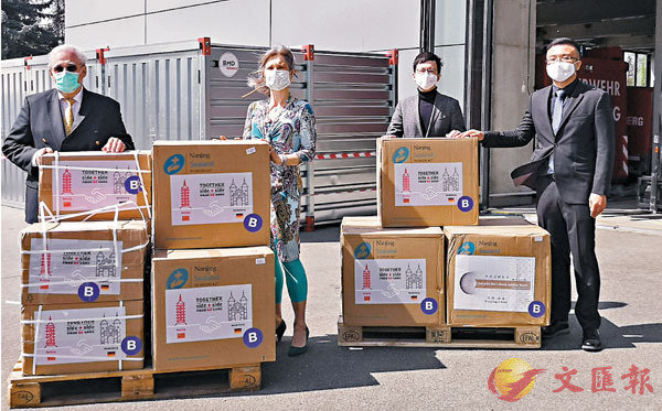 ■托馬斯·拉貝（左一）與海德堡市政府代表（左二）接受中國捐贈的防疫物資。 新華社