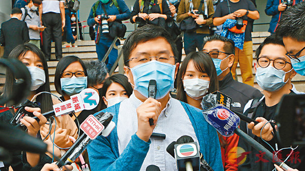 在一眾泛暴派同道簇擁下A區諾軒昨日步出法庭後辯稱自己無罪A聲言要上訴C香港文匯報記者 攝