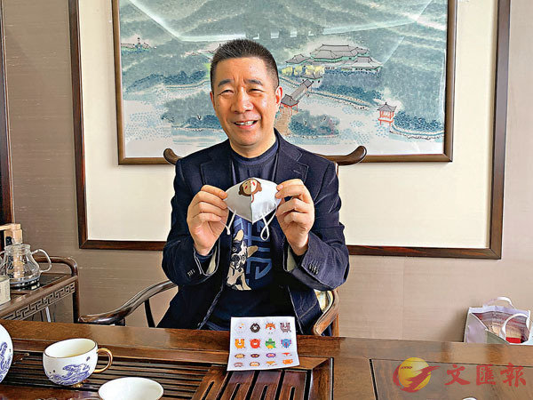 ■ 萬事利董事長李建華展示主打「人與動物和諧相處概念」的個性化款真絲口罩。香港文匯報記者俞晝 攝