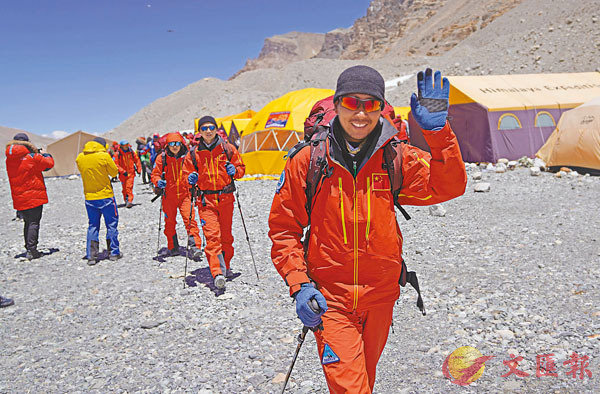■登山隊員昨日向更高海拔進發。 新華社