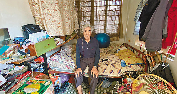 ■蕭伯笑言曾向特首反映,寧願唔要一萬元,希望換來「上樓」機會。 香港文匯報記者 攝