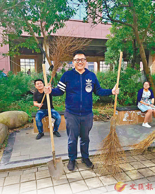 ■ 開朗的王柏榮到防城港掛職很快就和同事們成為了朋友。 受訪者供圖