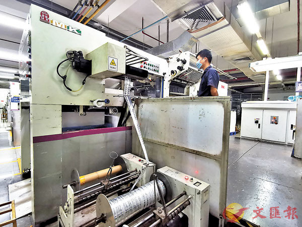 ■高度自動化的機器快速運轉,工人的需求量大大減少。 香港文匯報記者李望賢 攝