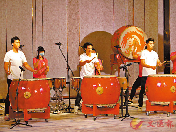 �������y(��)�P���a��(�k)���ܥu��Ѯv�ǤF�@�p�ɥ����K�n�t�X�C