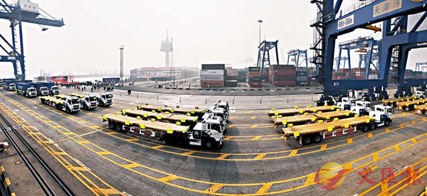 ■中國重汽無人駕駛電動集卡2020年1月在天津港成功進行全球首次整船作業。 資料圖片