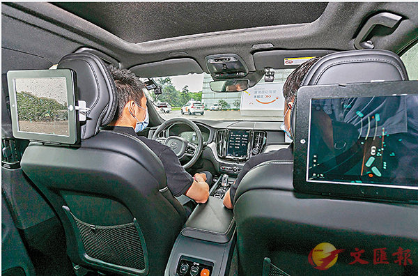 ���D�r�p�y�W���w�����b��p�ɨ���b��V�L�ǡA�e�Ʈy�ȭI�᪺�̹��W�����ܦ�H�B�������P����p�C �s�ت�