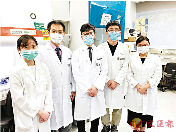 ■禤承恩(左三)與其團隊發現了全新的DNA修復網絡。 香港文匯報記者文森  攝