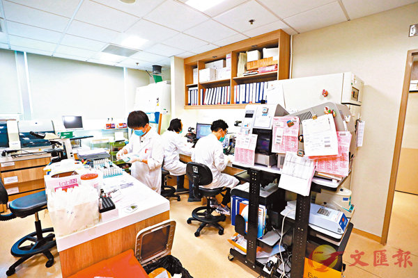 ■ 港安醫院病理化驗中心職員正忙於工作。 香港文匯報記者  攝