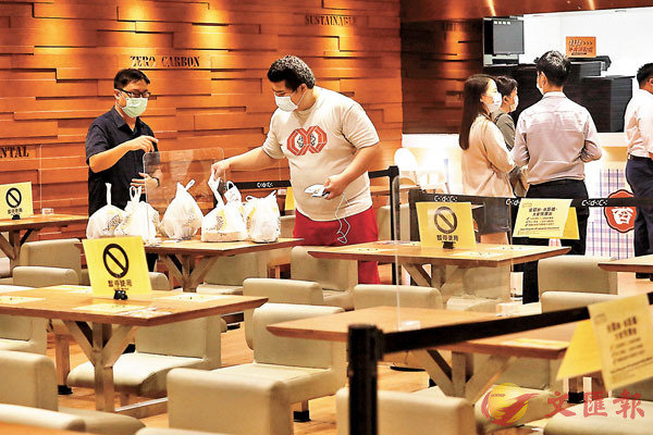昨日開始新增三項豁免範圍，有戴口罩的食客可在食肆等拎外賣。香港文匯報記者  攝