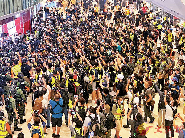 ���e�餸�Ԧ��K����YOHO MALL�����s���E���A�ƤQ�W��ϥ���H�h�]��ĵ��A�D�`�V�áC ��ƹϤ�