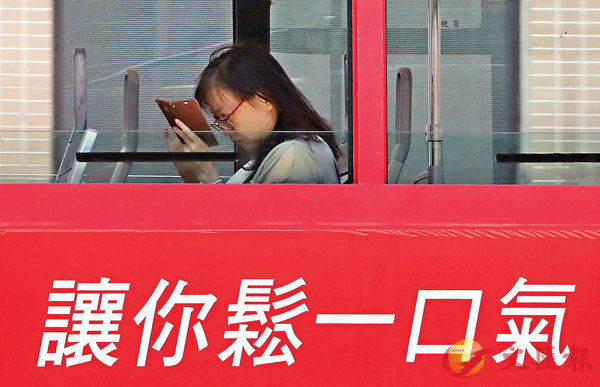 有巿民仍違規，在電車上未有佩戴口罩。 香港文匯報記者  攝