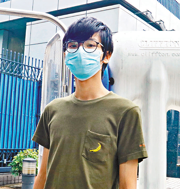 ■鍾翰林昨日下午3時許離開元朗警署。 香港文匯報記者 攝