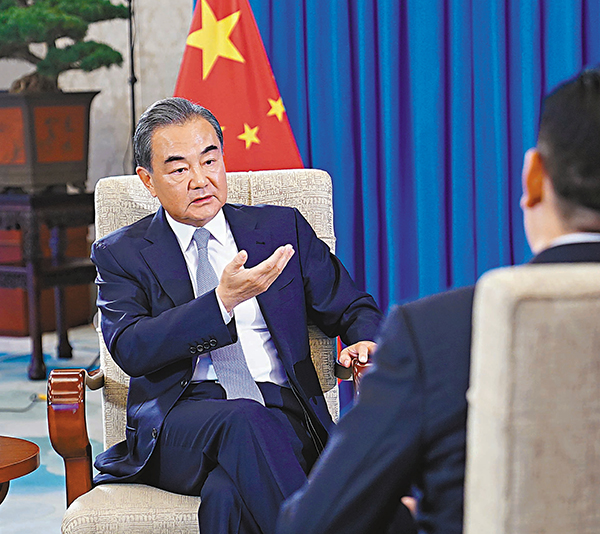 ■ 8月5日，國務委員兼外交部長王毅接受新華社專訪。 新華社