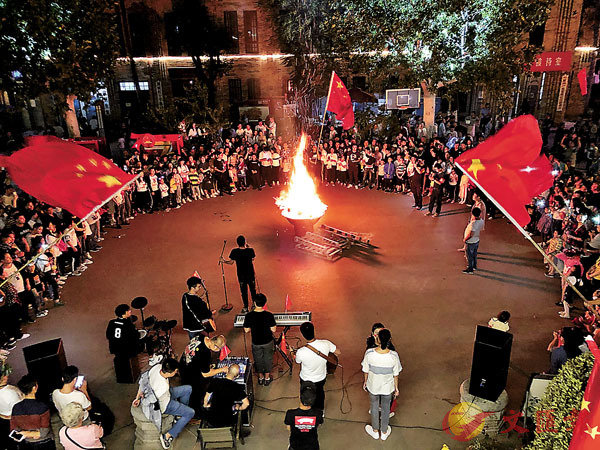 袁家村推出了篝火晚會，吸引眾多遊客參加。