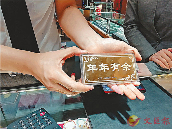 ■ 周大福羅湖萬象城店店員楊先生透露，有顧客投入300萬一次買入6公斤金條。