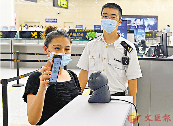 ���e��A�ȫȦb�]������^�f�����ˤj�ӤJ�Ҥj�U�V���������ˬ̤u�@�H���X�ܡu�f�d�X�v�C���s��