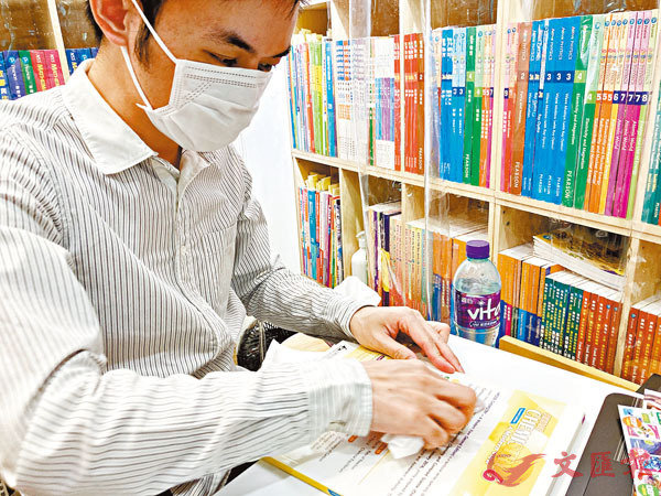 ■基於�壎穻瓞{，二手書店收購舊書後會加強清潔工作。香港文匯報 記者詹漢基  攝