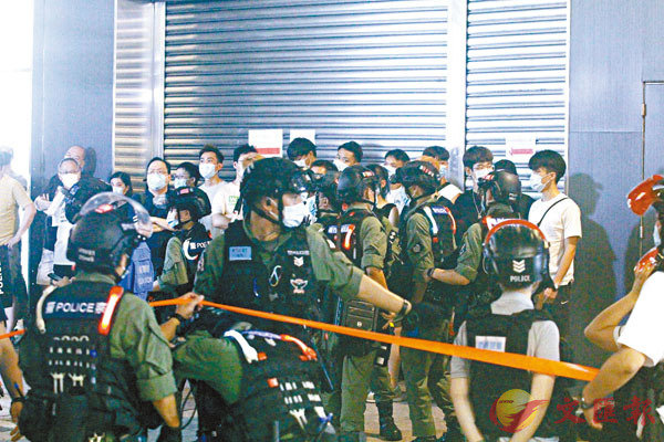 ���W��31��ߡAĵ��b�����Ӥl�@�a�@�뮷16�H�C�Ϭ�����ĵ��b�����I�d�@��ܫª̡C ��ƹϤ�