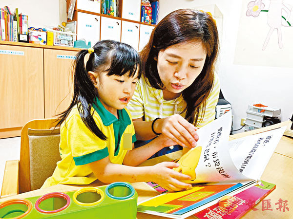 ■過往社會普遍抱荂u男主外、女主內」的傳統觀念,認為照顧子女是女性的職責。 資料圖片