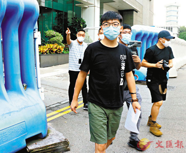 ■黃之鋒昨日被拘捕，之後獲保釋離開中區警署。香港文匯報記者  攝