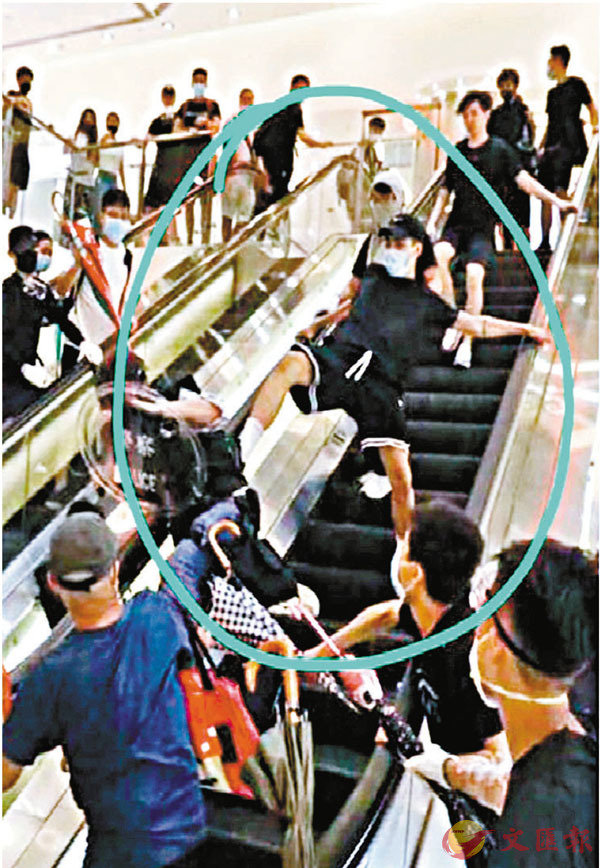 ■暴徒在扶手電梯上飛腳襲擊一名落單警員。資料圖片