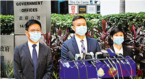 ■警方商罪科訛騙組總督察馮培基（中）在庭外表示歡迎法庭判決。 香港文匯報記者 攝