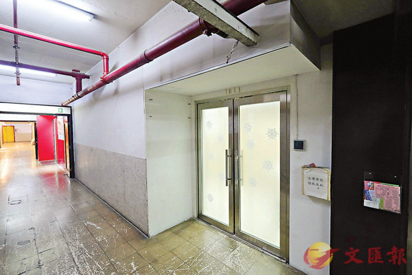 ■ 被投訴為「龍門冰室」的非法月餅工廠，昨拒絕記者入內採訪。 香港文匯報記者  攝