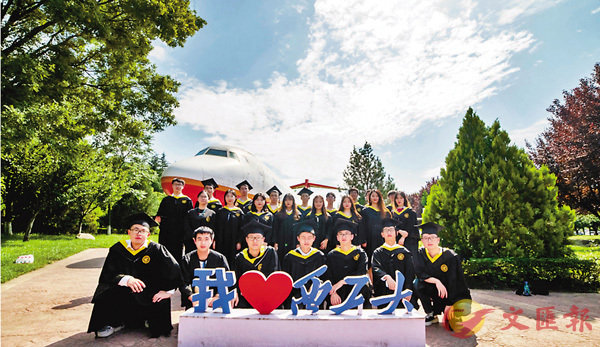 �����ꭺ��խ����դh�ͪ�饿���JŪ����w����_�u�~�j�ǡA�Ӯզ]����������Ĥ@�a���i�խ����դh�ͪ����աC ���X�̨ѹ�