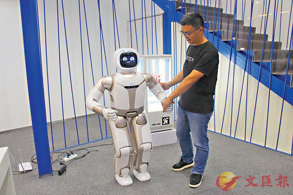 ■熊友軍展示公司機器人產品。香港文匯報記者何花  攝