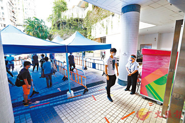 ■葵青石籬社區會堂的臨時檢測中心仍全天開放運作。香港文匯報記者  攝