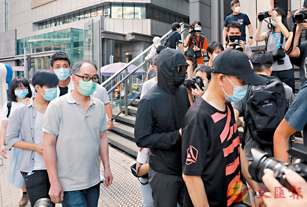 ���F�ɧ���󪣬��P�~�O���ϭɡu�Q�G�k�ǡv�ƥ�~�ɰ�ڪ��|�C�Ϭ��u�Q�G�k�ǡv�ҿ׮a�ݴ��Vĵ��D�U�C��ƹϤ�