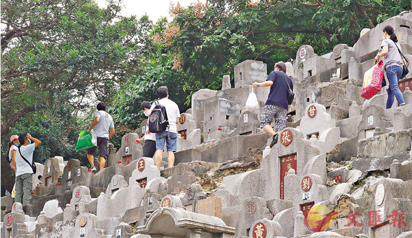 ■巿民燃點香燭和化寶期間遵守限聚令。圖為鑽石山墳場。 香港文匯報記者  攝
