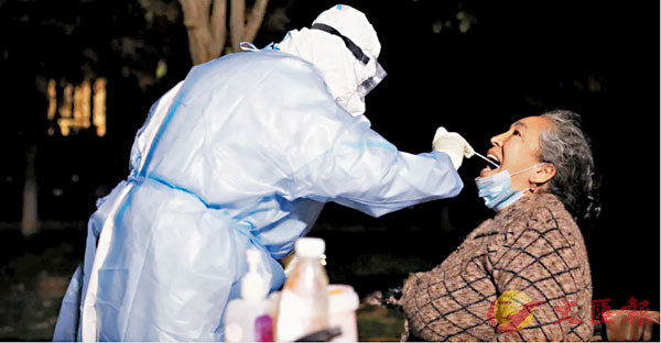 ■ 25日凌晨時分，新疆喀什醫護人員正有序地為居民做核酸採樣。 網上圖片