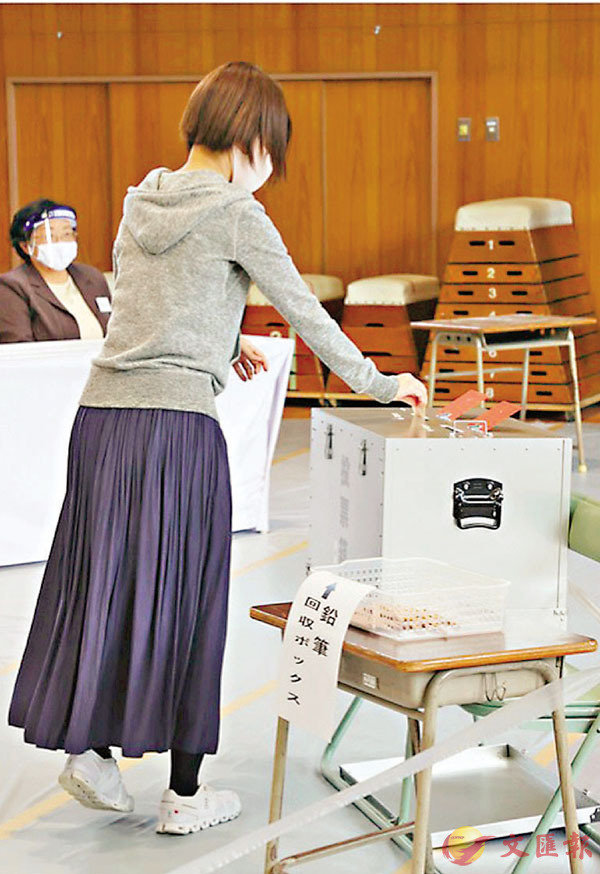 ■ 選民到票站投票。