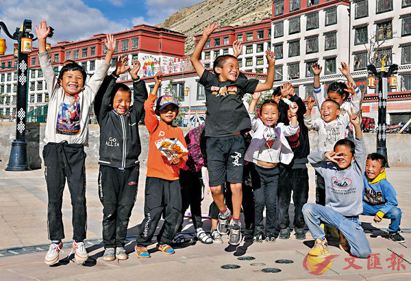 ■孩子們在西藏八宿縣西巴易地扶貧搬遷安置點內玩耍。 資料圖片