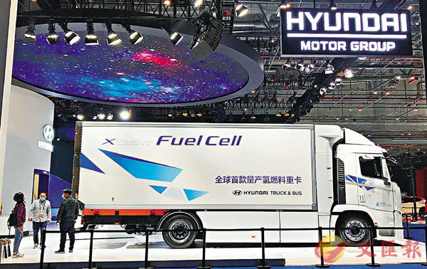 ■全球首款量產氫燃料電池重型卡車亮相進博會。 香港文匯報記者夏微  攝