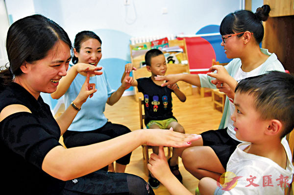 �� �b�e�_�ۮa���@�ҡu�a��@�|�v�����Ǯ��ءA�Ѯv�a�Ӯa���P�Ĥl���C���A���i�ˤl�q���C ��ƹϤ�