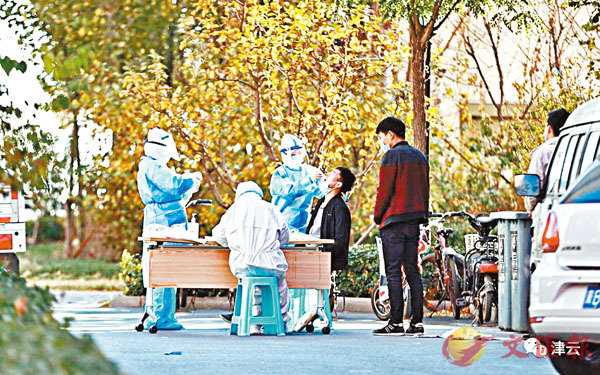 ■11月7日18時至8日8時，天津新增本地確診病例1例，係天津海聯冷凍食品有限公司裝卸工人。圖為醫護對相關小區人員進行核酸檢測。 網上圖片