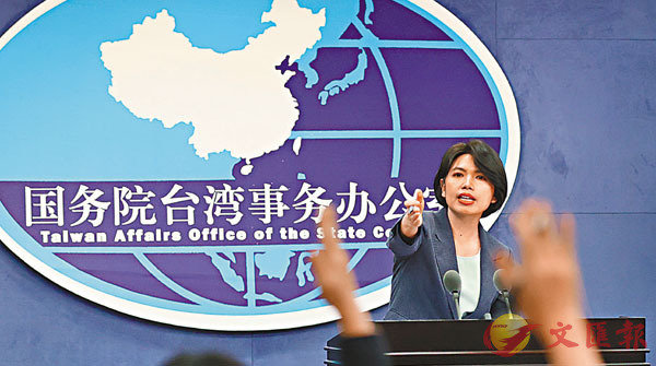 ����Ȱ|�x��o���H���񽬦b�^���O�̴��ݡC ���s��