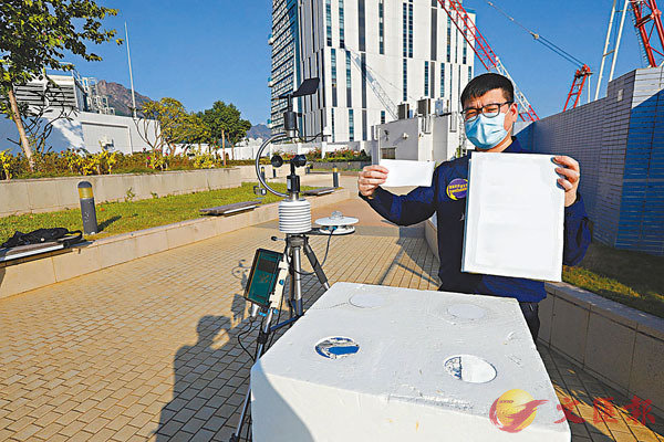 ■曹之胤展示由其團隊研發的「日間被動式輻射製冷器」。 香港文匯報記者  攝