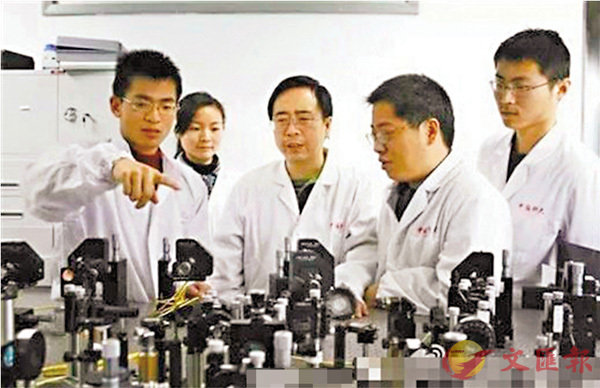 ���o�x�Ѥ����ǧ޳N�j�Ǽ�ذ��B���¶����Ǫ̬�s���q�l�p��쫬���A���ʥ��y�q�l�p�⪺�e�u��s�F��@�ӷs���סC ���W�Ϥ�