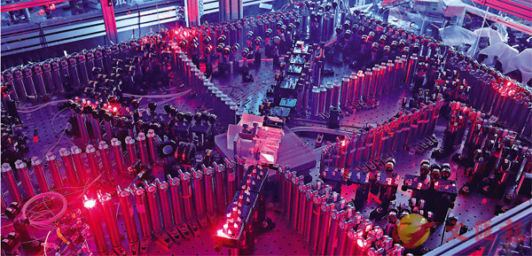 ���Q��A�����ǧ޳N�j�ǫť��Ӯռ�ذ����H���\�c��76�ӥ��l���q�l�p��쫬���u�E���v�A�D�ѼƾǺ�k����������˥u��200���C�Ϭ����q�l�z�A�ꪫ�ϡC �s�ت�