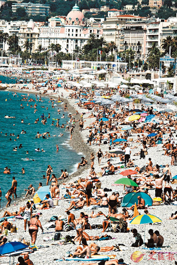 ■今年6月，歐洲一度防疫「解封」，致疫情反彈。圖為當時大量旅客在法國度假勝地尼斯的海邊休閒。 資料圖片