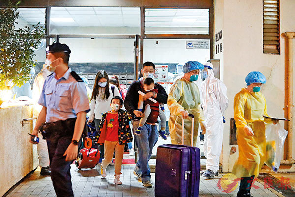 ■九龍灣麗晶花園第六座爆疫，居民須強制檢測並撤離。 香港文匯報記者  攝