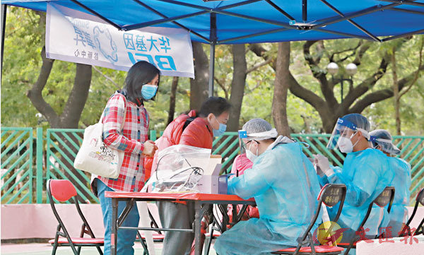 ■政府昨日開始設立流動採樣站，為東頭�h居民及工作人員提供檢測服務。 香港文匯報記者 攝