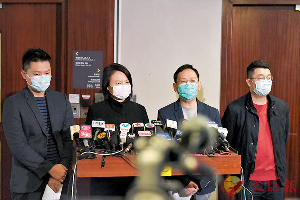 ■民建聯主席李慧�k（左二）等會見傳媒，就特區政府抗疫工作提出建議。中新社