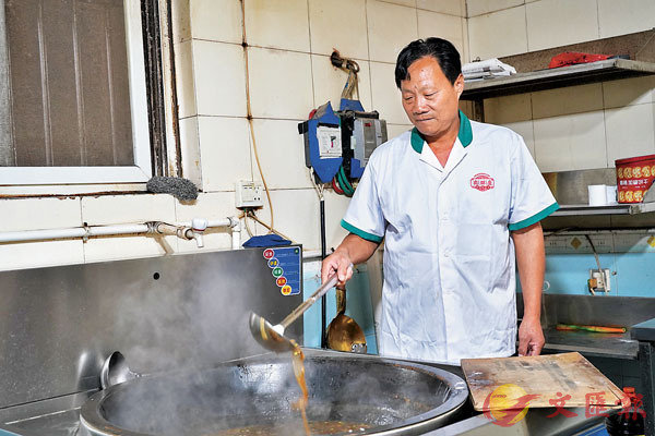 ■高群生現在不惜時間和精力地傳授胡辣湯的技藝。香港文匯報記者劉蕊 攝
