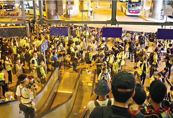 大批身穿反光衣的人不時對警方的執法行動造成阻擾。圖為元朗西鐵站附近今年7月19日攬炒派發起示威活動。 資料圖片